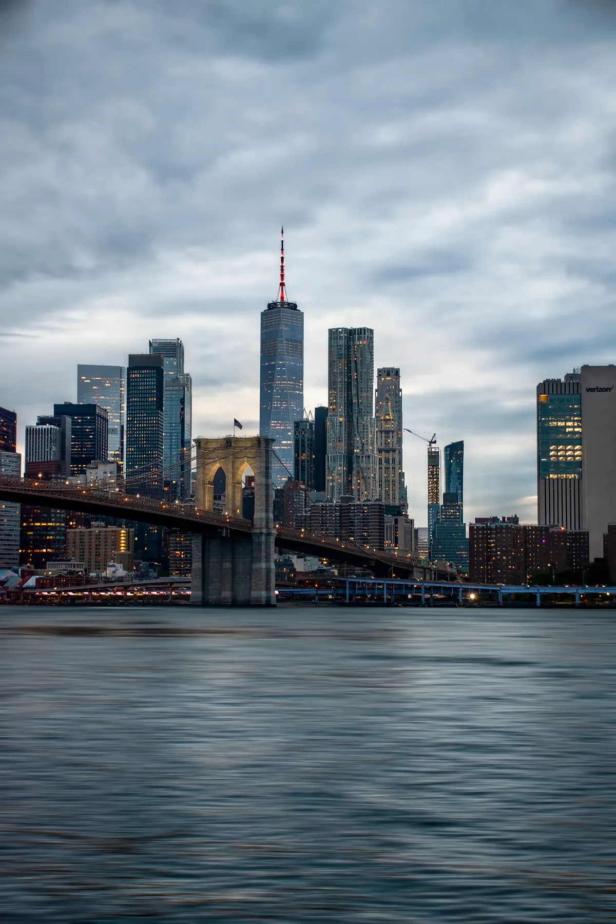 Puente de Brooklyn y el sur de Manhattan al atardecer