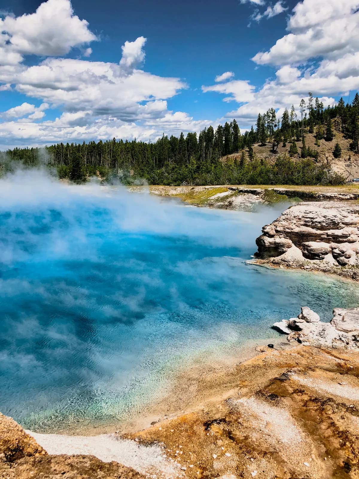 Manantial termal azul en el Parque Nacional Yellowstone